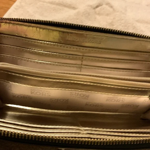 Michael Kors Continental zip around wallet - Picture 5 of 8